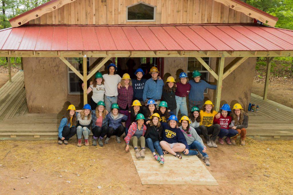 Construyendo un edificio con conexión a la tierra que le rodea