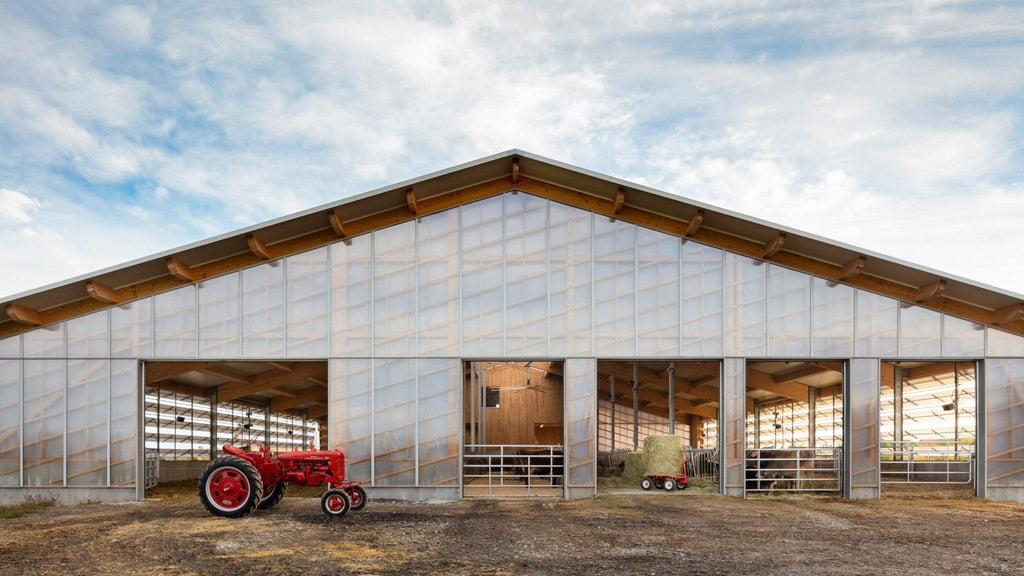 La Shed Architecture crea un establo translúcido para dar a las vacas "una mejor calidad de vida"