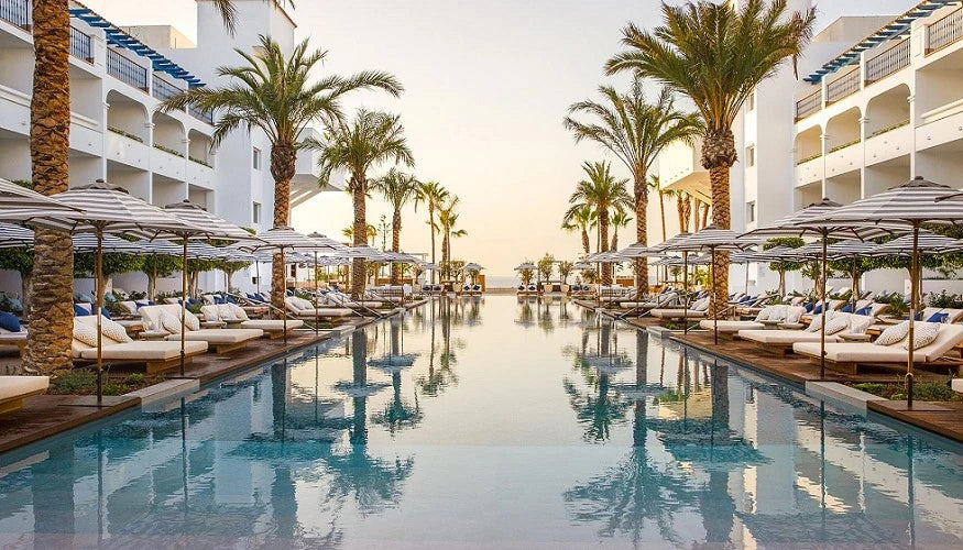Iluminación discreta y confortable en un lujoso resort de la Costa del Sol