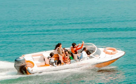 Seguridad que Flota: El Valor de los Aros Salvavidas y Líneas de Vida en el Mar