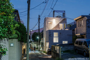 ¡Hormigón con Muebles Incluidos! La Casa Japonesa que te dejará Patidifuso