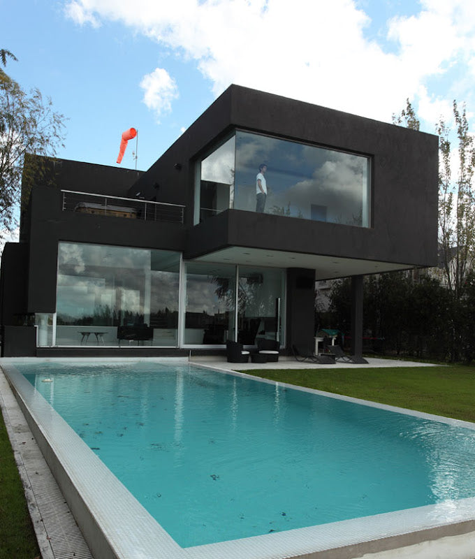 La Casa Negra, proyectada por Andrés Remy Arquitectos