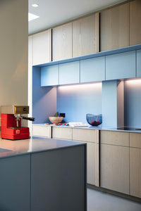 HIMACS aporta color y calidez a esta moderna cocina de estilo escandinavo