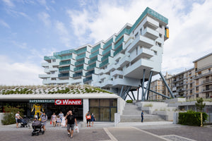 Le bâtiment descendant l’escalier por ELASTICOfarm