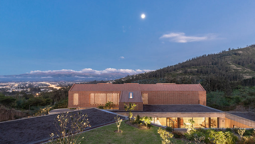 Casa Cangahua: mosaicos de luces en una magnífica obra de arquitectura integrativa