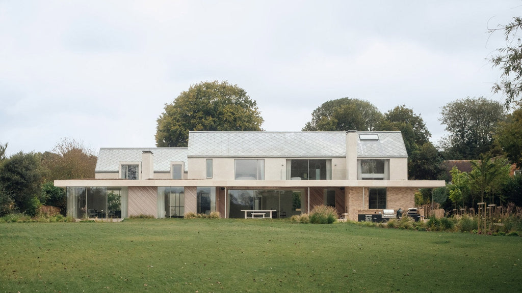 Oliver Leech Architects utiliza materiales "tranquilos y neutros" para Chalk River House en Hampshire