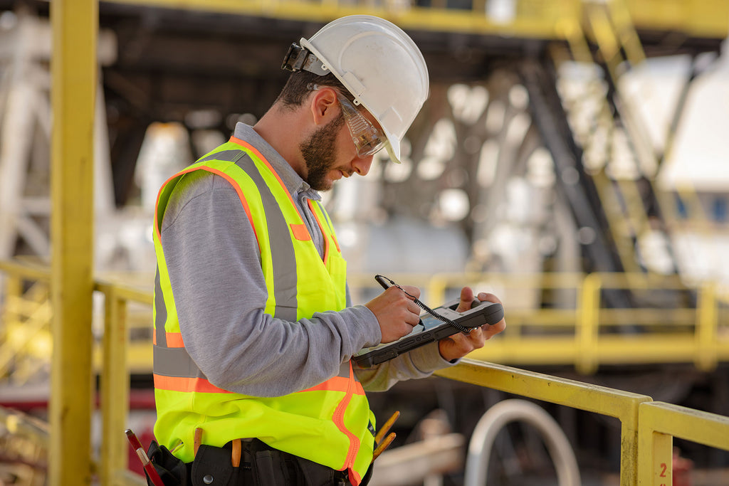 ¿Cuáles son las características que los trabajadores de campo requieren en sus herramientas tecnológicas para considerarlas confiables?