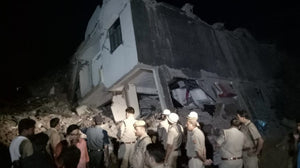 Un edificio de seis pisos en construcción cerca de Delhi colapsó