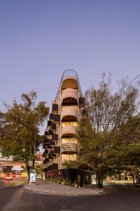 HGR Arquitectos refuerza vivienda triangular de hormigón ante actividad sísmica