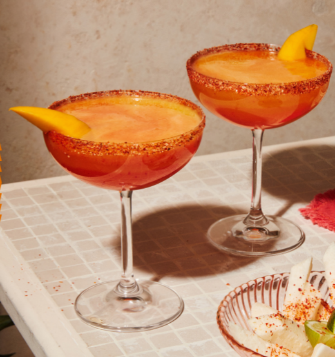 Celebra el mes del amor y la amistad con estos cocteles para compartir