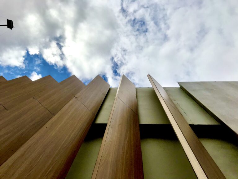 ¿Necesitas materiales durables para revestir una fachada?