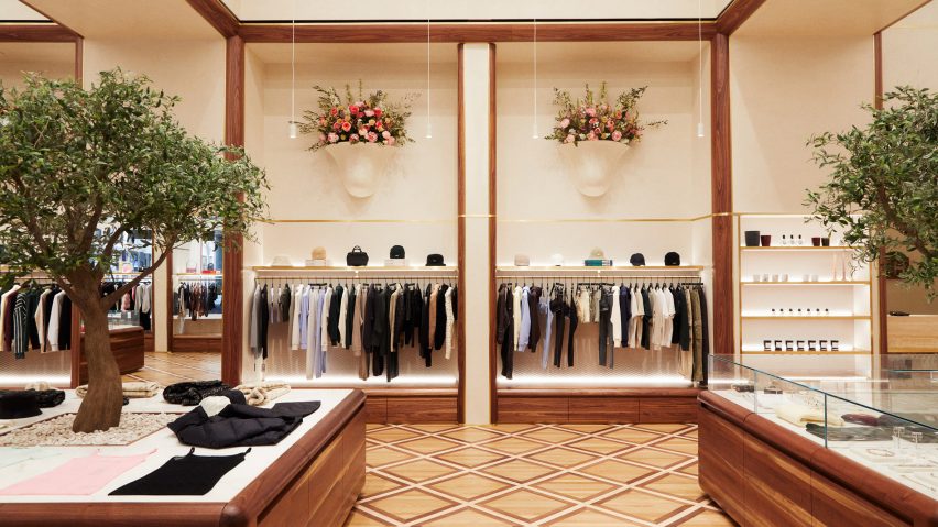 Kith Women Flagship en Soho combina nogal y mármol rosa