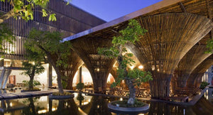 Arquitectura de bambú a la orilla del rio Dakbla