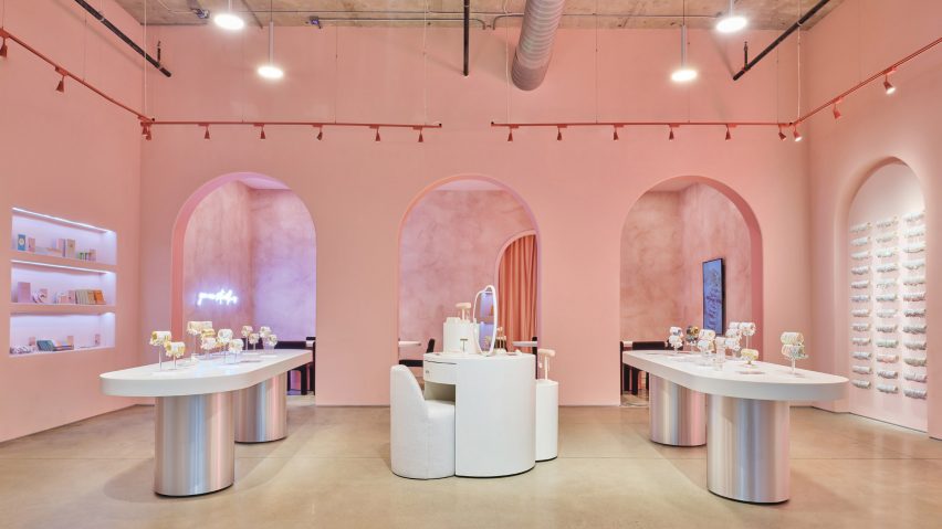 Gharib Studio equipa la joyería de Austin con paredes y arcos rosas