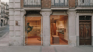 ¡Columnas con Historia! La Tienda de Aesop en Madrid Renace Alrededor de Cuatro Gigantes de Hierro Rescatados