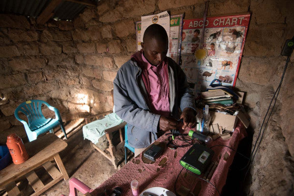 Mastercard y M-KOPA Solar se asocian para iluminar hogares y negocios en África