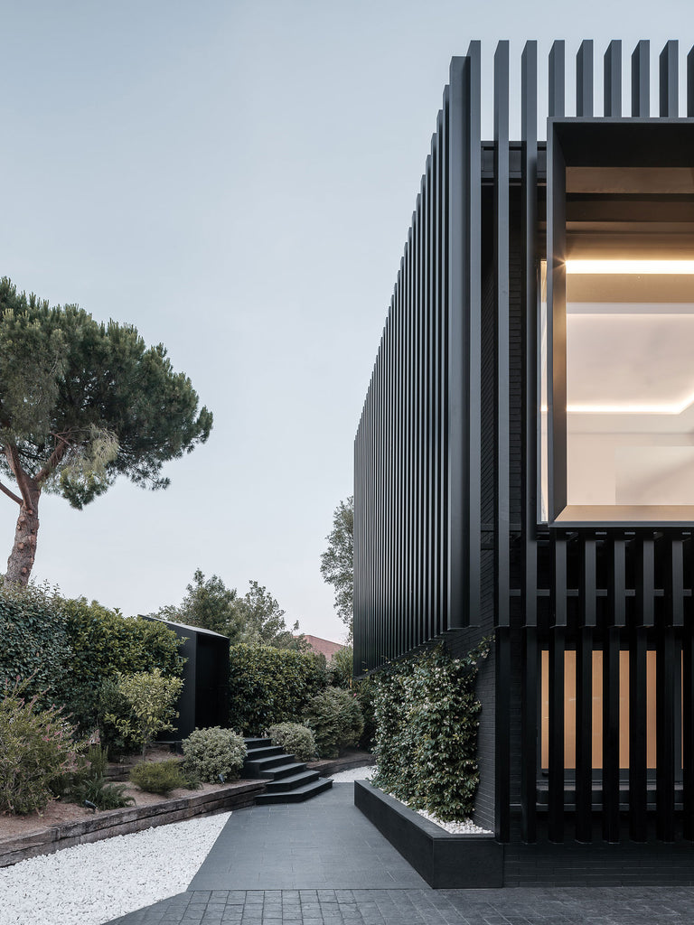 Monocromía en una vivienda. Black house por MDAMMM