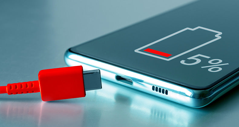 El peligro de cargar el móvil o el portátil en puertos USB públicos