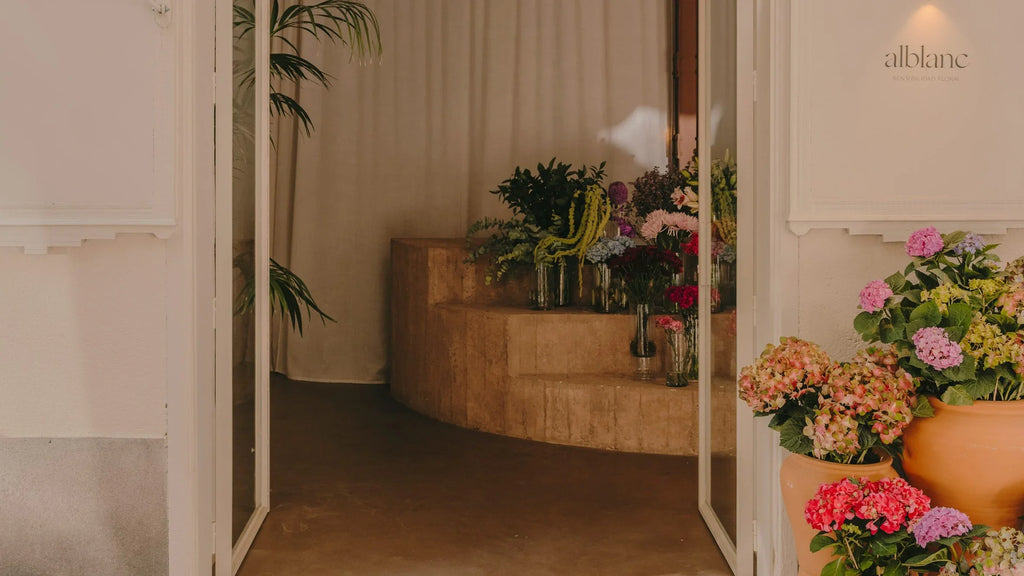 Plantea Estudio crea interior de flores "teatral y doméstica"