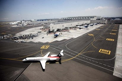 Conoce cómo se protege la tecnología de las torres de control aéreo de los aeropuertos
