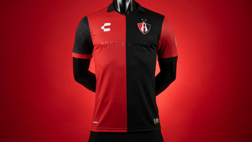 CHARLY HONRA A ATLAS FC CON JERSEY CONMEMORATIVO