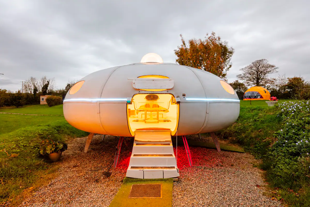 Descubre la Asteroid City de Wes Anderson en Airbnb
