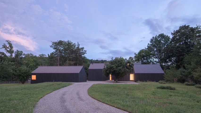 Worrell Yeung renueva una granja de Nueva York con una colección de edificios revestidos de madera "primos"